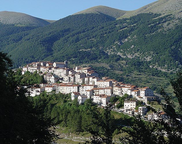 Veduta panoramica del Borgo medievale Opi, arroccato tra le montagne del Parco Nazionale d’Abruzzo: un gioiello di storia e natura.