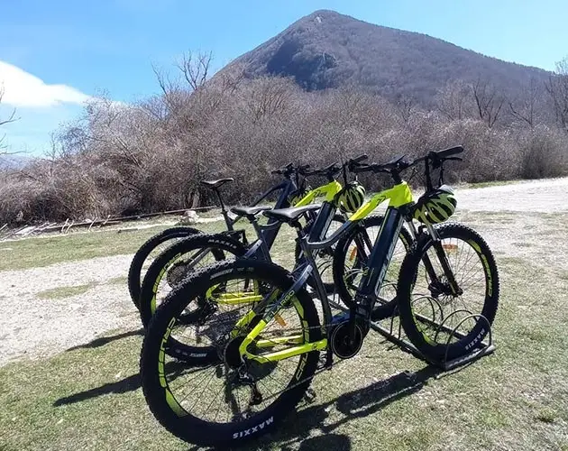 Noleggio e-bike ai piedi delle montagne del Parco: avventura sostenibile e libertà tra i Servizi campeggio Abruzzo.