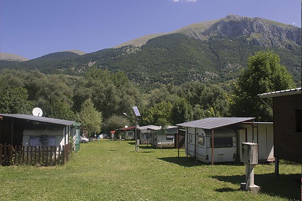 Roulotte immerse nel verde ai piedi delle montagne abruzzesi: una vacanza in roulotte Abruzzo tra natura, quiete e comfort.