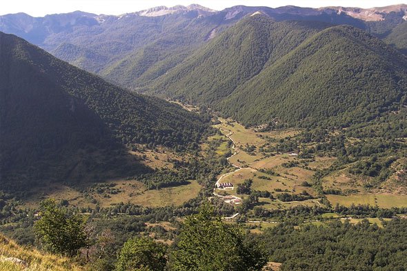 Panorama mozzafiato su vallate e boschi del Parco: punto di partenza ideale per le migliori Escursioni Parco Nazionale d’Abruzzo.