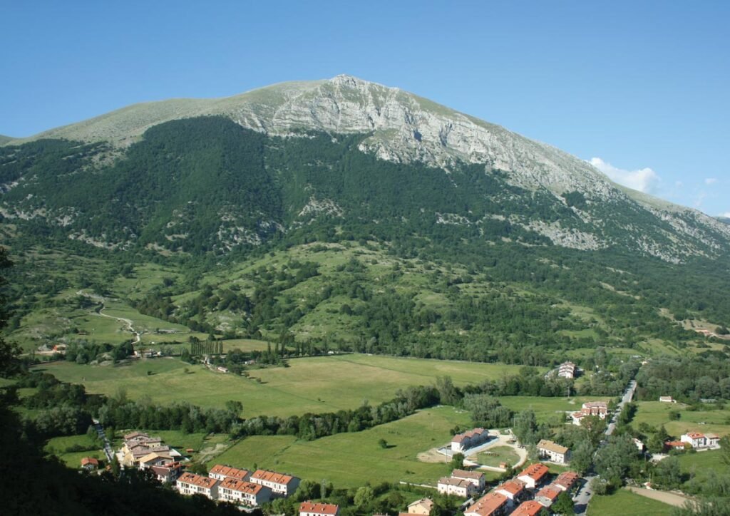 Itinerari Parco Nazionale Abruzzo: veduta del Monte Marsicano con paesaggio montano e vallate verdi.