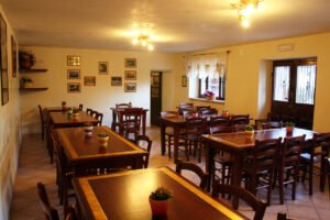 Sala interna luminosa e accogliente con arredi in legno e dettagli curati: convivialità e calore al Ristorante campeggio Abruzzo.