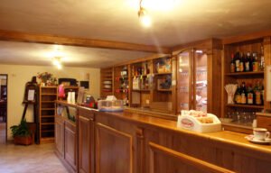 Bancone in legno del ristorante Le Foci, con prodotti tipici e atmosfera calda: accoglienza genuina al Ristorante campeggio Abruzzo.