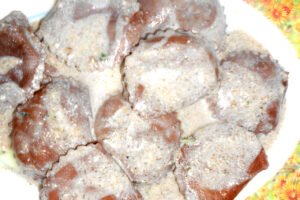 Ravioli fatti in casa con ripieno di montagna e crema delicata: tradizione e gusto autentico al Ristorante campeggio Abruzzo.