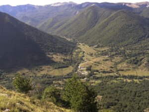 Panorama mozzafiato su vallate e boschi del Parco: punto di partenza ideale per le migliori Escursioni Parco Nazionale d’Abruzzo.