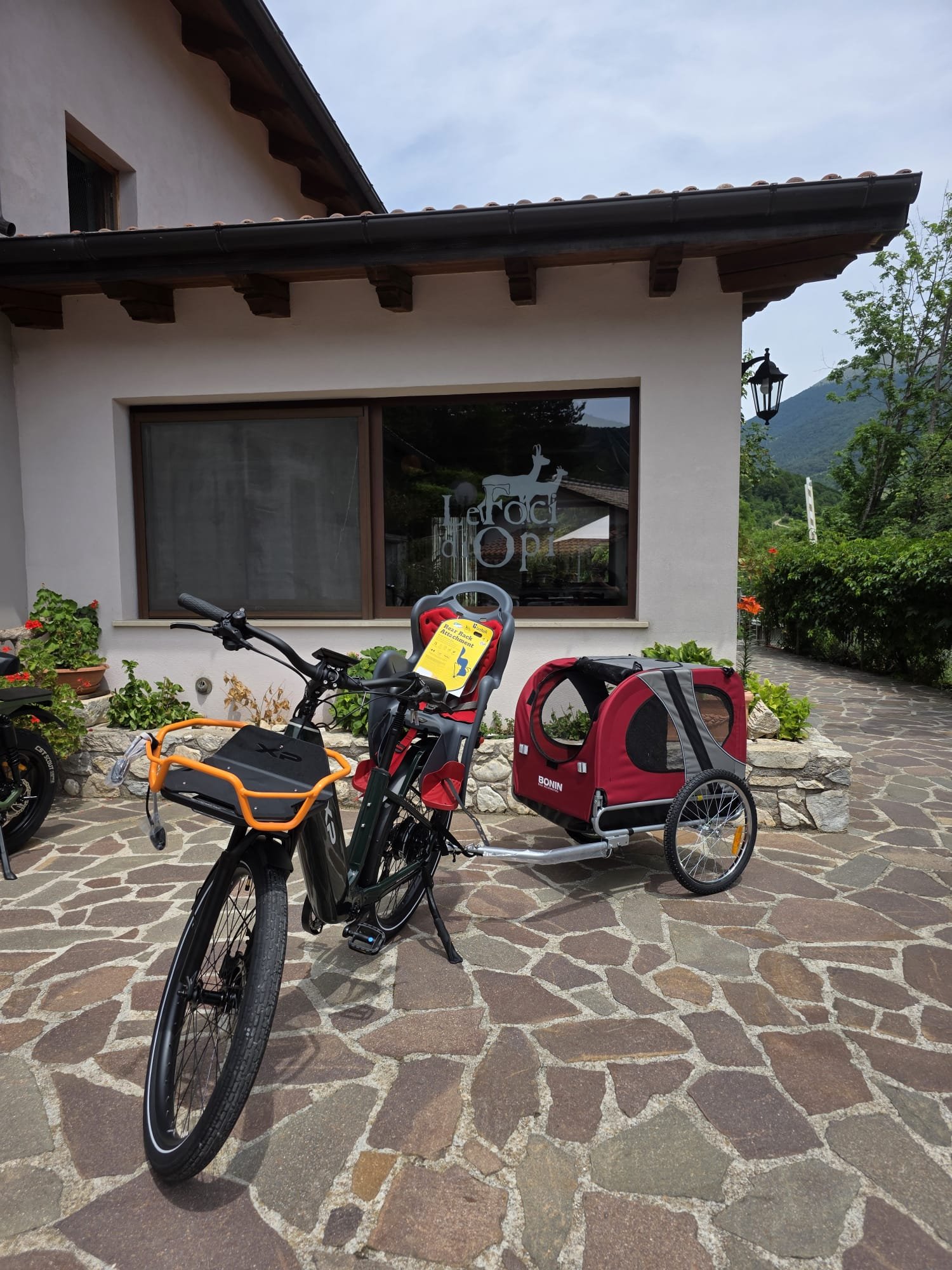 Noleggio e-bike al Camping Le Foci con carrellino per esplorare Opi